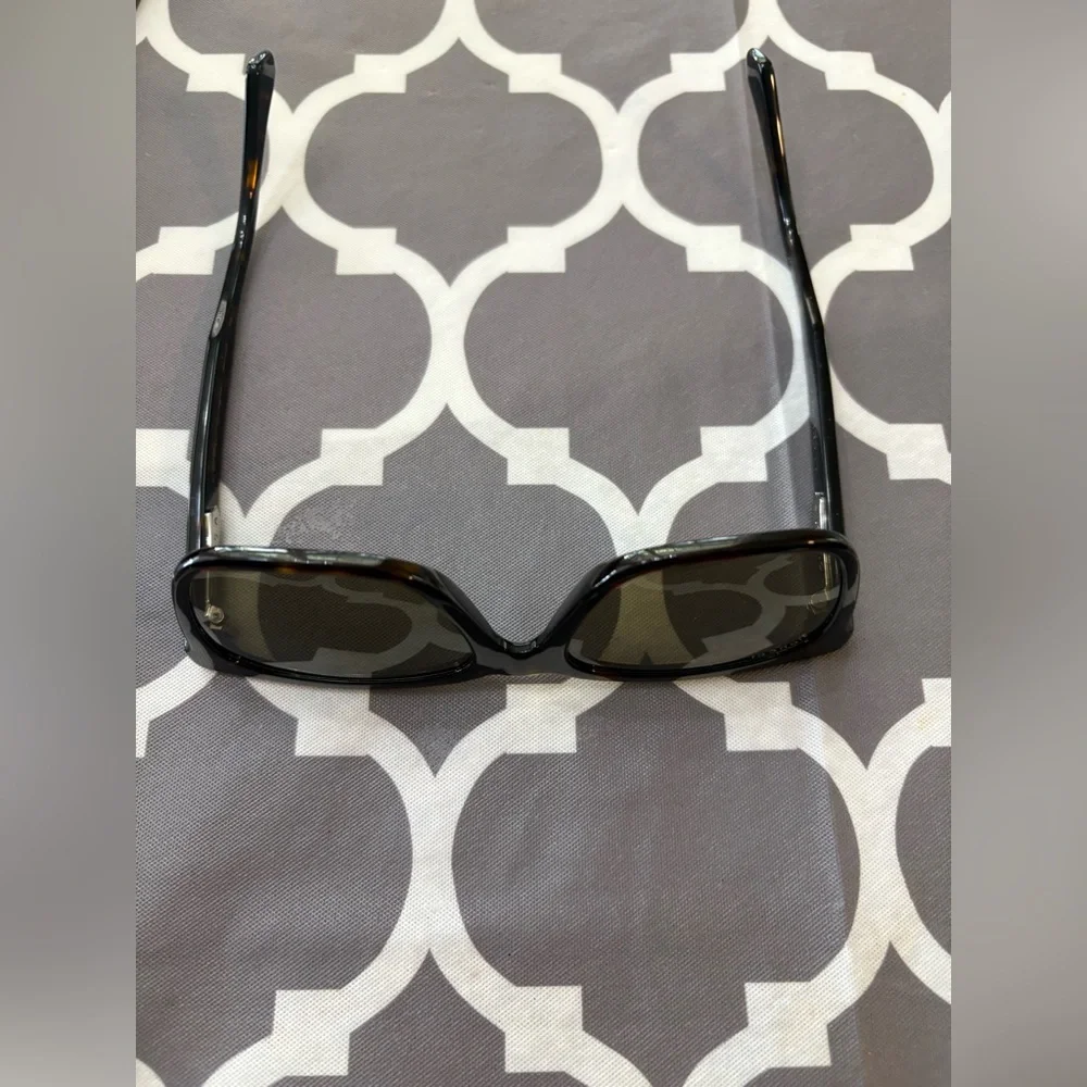 Gucci Women’s Black Sunglasses - Picture 8 of 11